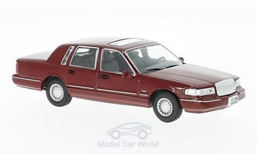 Modelauto Lincoln Town Car Base rood 1996 1/43 WhiteBox