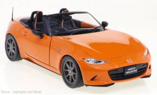 Modelauto Mazda MX-5 Base -5 Roadster metallic oranje 2019 1/24 WhiteBox